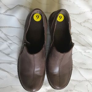 Born women’s Brown leather ankle bootie